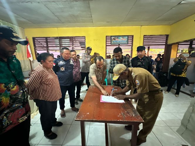 
					Musrenbang di 2 Distrik, Bupati dan Wakil Bupati Fakfak Terima Aspirasi Masyarakat Terhadap Pembangunan, (Foto: EM/DPU). 