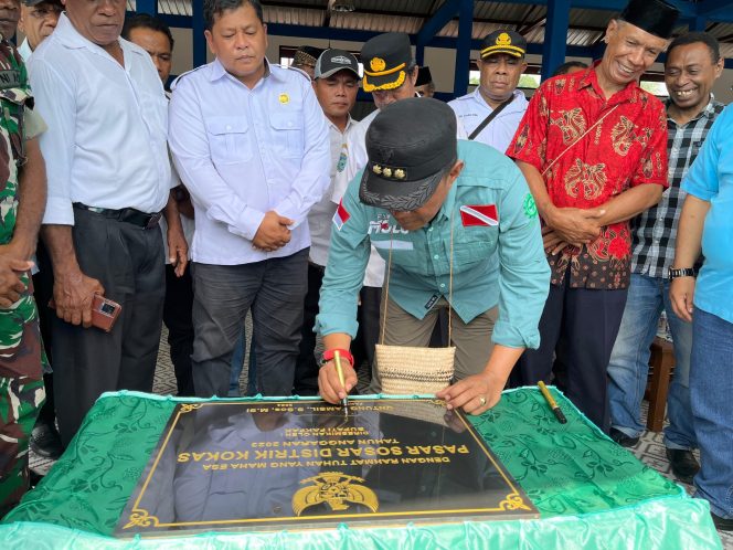 Penandatangan Prasasti oleh Bupati Fakfak Untung Tamsil yang disaksikan oleh Masyarakat Distrik Kokas, Arguni dan Mbahamdandara, (Foto: EM/IW).