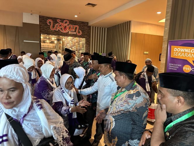 
					Penuh Haru, Bupati UT Titip Pesan Ini ke Rombongan Calon Jamaah Haji Asal Fakfak di Embarkasi Makassar, (Foto: EM/DPU).