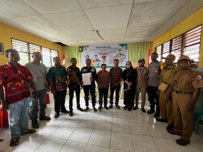 
					Secara Langsung Terima Aspirasi Masyarakat Soal Jalan Poros Teluk Patipi, Ini Yang Dikatakan Bupati UT, (Foto: EM/AZT).