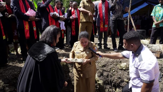 
					Letakkan Batu Pertama Pembangunan Kantor dan Rumah Klasis GPI Papua Hiren Kokah, Yohana Hindom Titip Harapan Ini ke Jamaat, (Foto: EM/Rikki).