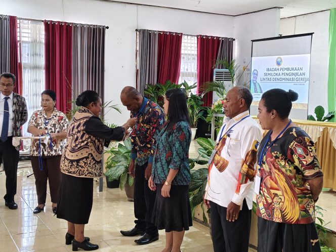 
					Wakil Bupati Fakfak Resmi Buka Semiloka Penginjilan Lintas Denominasi Gereja, (Foto: EM/Rikki).