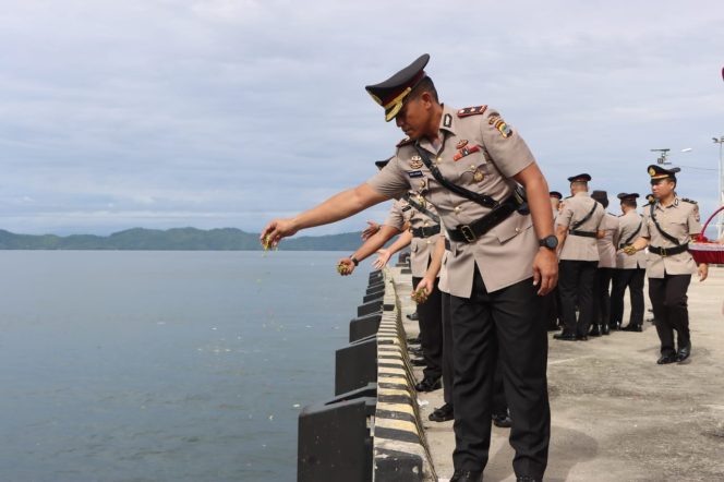 
					Jelang Hari Bhayangkara ke-78, Polres Fakfak Gelar Ziarah Rombongan dan Ziarah Laut, (Foto: EM/Humas Polres Fakfak).