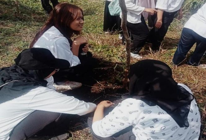 
					Penanaman 1 Juta Pohon untuk Masa Depan: Kolaborasi Mahasiswa
HI UMM & JAGUAR 119 di Kaki Gunung Arjuno Demi SDGs, (Foto: EM/ist).