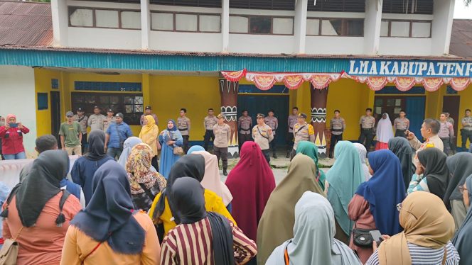 
					Puluhan Personel Polisi Amankan Aksi Aliansi Pemerhati Otsus Fakfak di Depan Kantor LMA