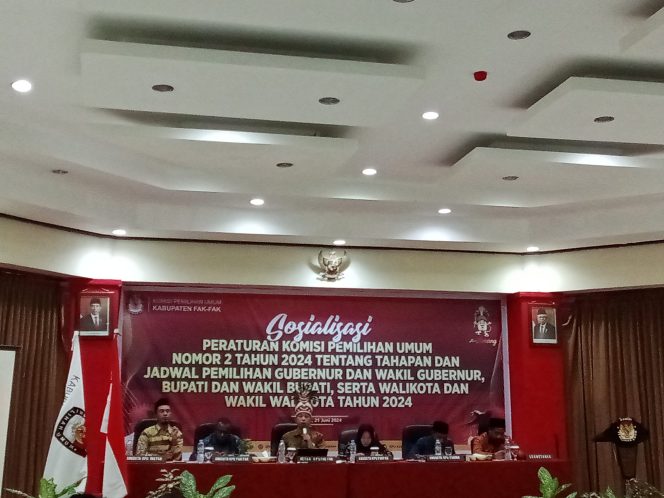 
					Menjelang Pemilihan Kepala Daerah (Pilkada) 2024, Komisi Pemilihan Umum (KPU) Kabupaten Fakfak Provinsi Papua Barat melaksanakan sosialisasi Peraturan KPU atau PKPU Nomor 02 Tahun 2024 kepada para Organisasi Mahasiswa, Pemuda dan Partai Politik (Parpol), (Foto: EM/RBW).