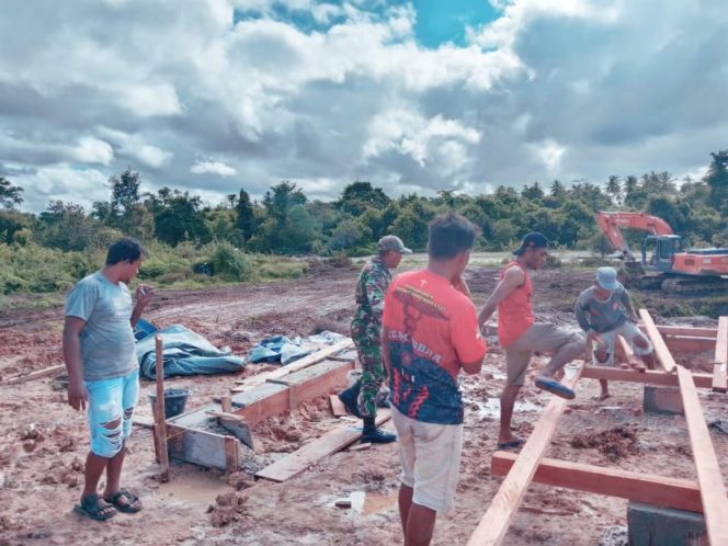 
					Koramil Tomage Bahu-membahu Bantu Mengecor Pondasi Rumah Warga