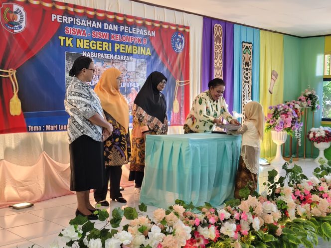 
					Wakil Bupati Yohana Hindom Ikuti Perpisahan 21 Siswa-Siswi TK Pembina