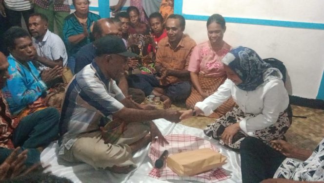 
					Donatus Nimbitkendik Dipinang Dua Parpol Dampingi Samaun Dahlan di Pilkada Fakfak 2024, (Foto: EM/Risman Bauw).