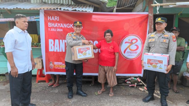 
					Jelang Hari Bhayangkara ke 78 Tahun, Polsek Fakfak Salurkan Puluhan Paket Sembako