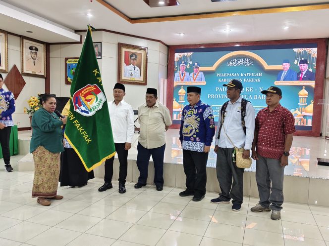 
					Didampingi Wakil Bupati, Bupati Fakfak Lepas Kontingen Kafillah MTQ ke Tingkat Provinsi, (Foto: EM/Rikki).