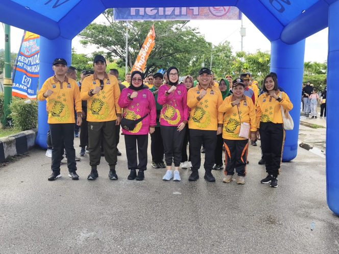 
					Semarak Hari Bhayangkara ke-78, Wakil Bupati Fakfak Lepas Peserta Jalan Santai