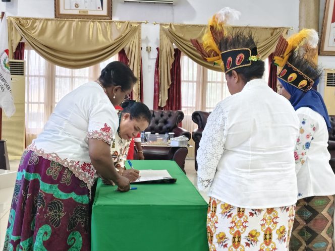 
					Wakil Bupati Yohana Hindom Lantik Pengurus LAPEPA Fakfak Periode 2024-2029