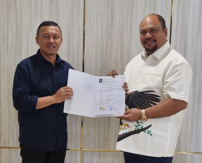 
					Rekomendasi B1.KWK yang di tandatangani Ketua Umum DPP PAN, Zulkifli Hasan dan Sekjen DPP PAN Eddy Soeparno diserahkan Ketua DPW PAN Papua Barat, Rachmat Cahyadi Sinamur, S.Sos, MM kepada Bakal Calon Bupati Fakfak, Untung Tamsil di Kantor DPP PAN, (Foto: EM/istimewa).