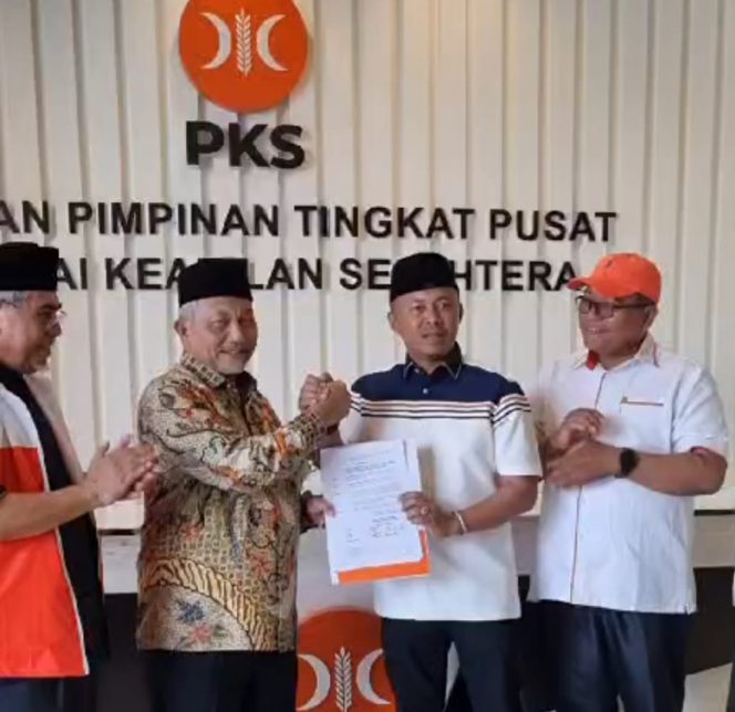 
					Presiden PKS Ahmad Syaikhu menyerahkan Surat Keputusan DPP PKS secara langsung kepada Bakal Calon Bupati Fakfak Untung Tamsil, (Foto: EM/AZT).