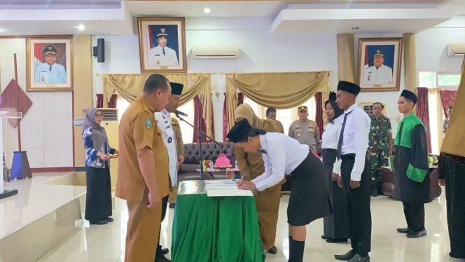 
					Serahkan SK P3K Nakes dan Guru, Bupati Untung Tamsil Berikan Pesan Ini
