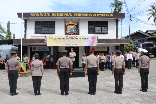
					Kapolres Fakfak Pimpin Upacara Laporan Kenpat Bagi Puluhan Personel, Ini Pesannya, (Foto: EM/Humas Polres Fakfak).