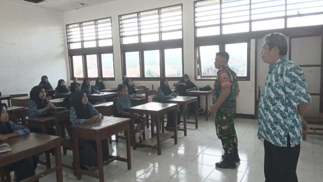 
					Tanamkan Semangat Nasionalisme, Babinsa Koramil 1803-01/Fakfak Berikan Materi Wasbang Kepada Pelajar