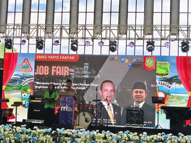 
					Bupati Untung Tamsil Buka Pameran Bursa Job Fair dan Reuni Akbar SMK Yapis Fakfak ke- 46 Tahun