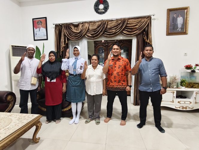 
					Lepas Indri Delvita Marwa Ahek Siswa SMA Asal Fakfak Yang Jadi Paskibraka, Yohana Dina Hindom Beri Pesan Ini
