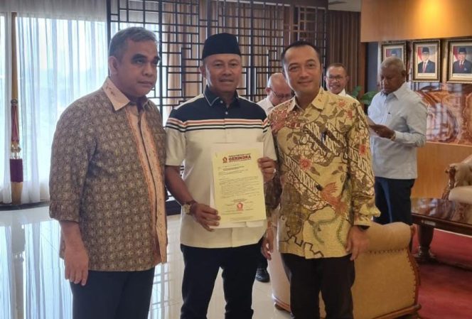 
					Sekjen DPP Partai Gerindra Ahmad Muzaki serahkan Surat Keputusan kepada Untung Tamsil-Yohana Dina Hindom bertarung di Pilkada Fakfak 2024, (Foto: EM/AZT).
