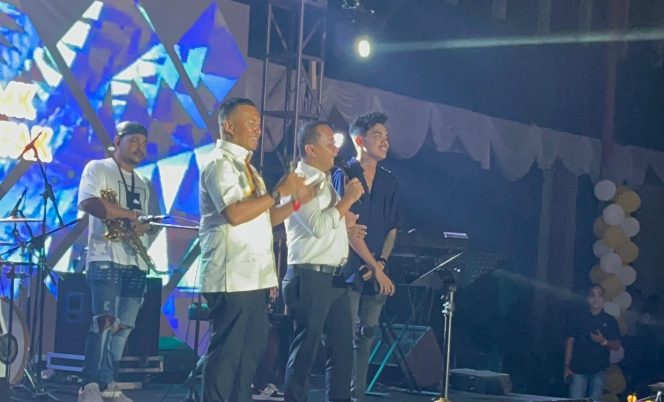 
					Temu Kangen Menteri Bahlil Lahadalia dan Bupati Untung Tamsil bersama Alumni di Malam Puncak Reuni Akbar SMK Yapis Fakfak, (Foto: EM/AZT).