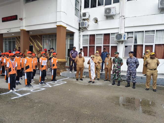 
					Wakil Bupati Fakfak Resmi Melepas 70 Peserta Gerak Jalan Indah Tingkat SD dan SMP, (Foto: EM/Rikki).