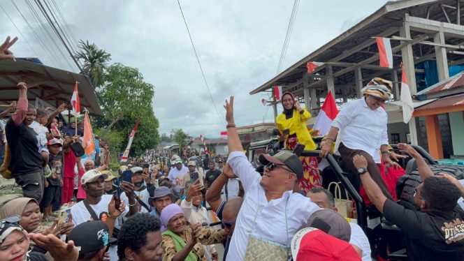 
					Balik Fakfak Bawa Tiket, Ribuan Warga Turun ke Jalan Sambut Pasangan UTAYOH Jilid Dua, (Foto: EM/AZT).
