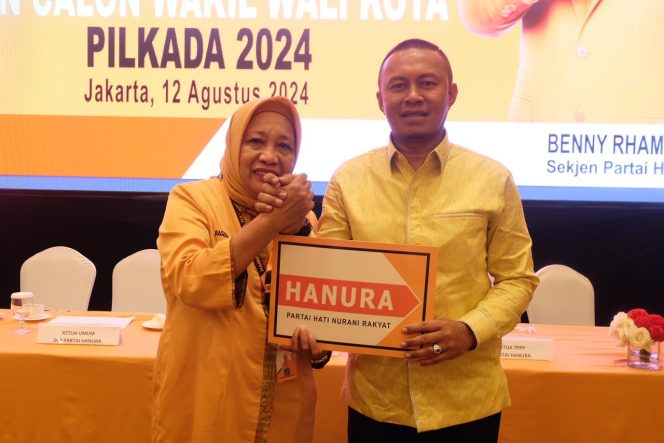 
					Ketua DPC Hanura Kabupaten Fakfak, Baguna Palisoa bersama Bakal Calon Bupati Fakfak Untung Tamsil saat menerima Surat B1KWK, (Foto: EM/Istimewa).