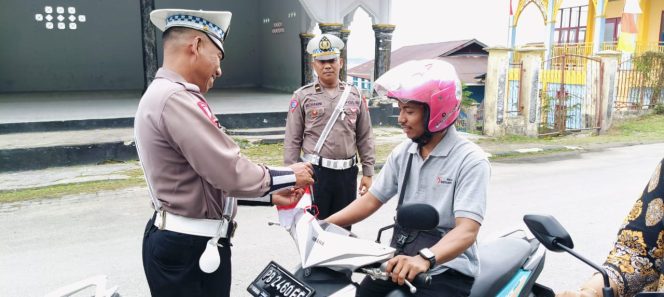 
					Sambut HUT RI ke- 79 Tahun, Satlantas Polres Fakfak Bagi-bagi Bendera Merah Putih ke Pengguna Jalan