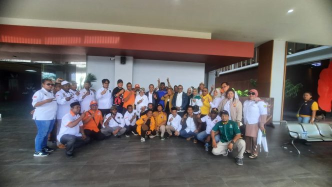 
					Untung Tamsil – Yohana Dina Hindom Tiba di Bandara Siboru Disambut 13 Parpol Koalisi dan Pendukung