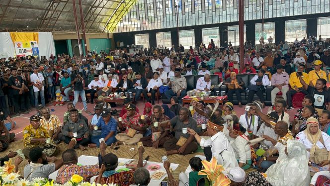 Prosesi Adat Awali Langkah Mendaftar Pasangan UTAYOH ke KPU Fakfak