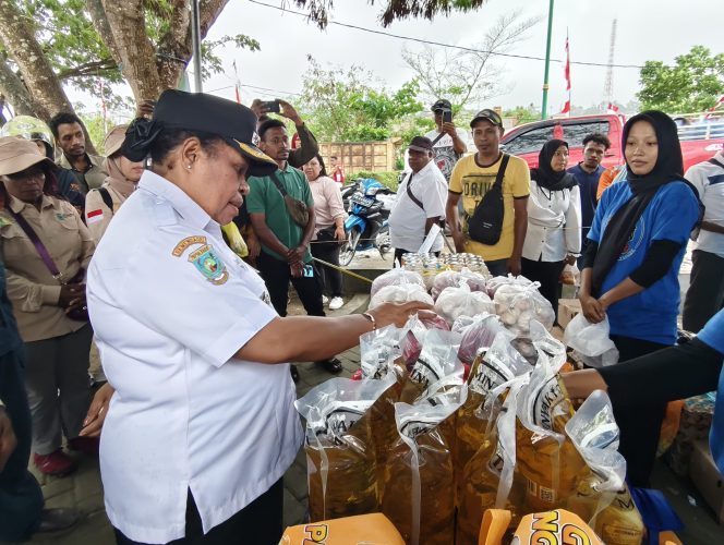 
					Wakil Bupati Yohana Dina Hindom Buka Gerakan Pasar Murah di Fakfak Papua Barat