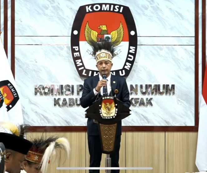 
					Ketua KPU Fakfak, Hendra J,C. Talla, SH.