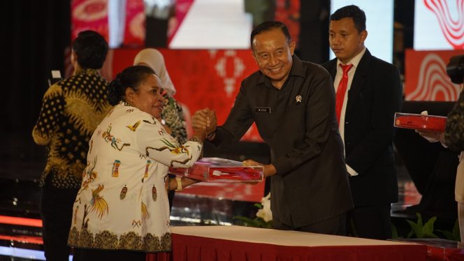 
					Wakil Bupati Fakfak Terima Duplikat Bendera Pusaka dari BPIP RI