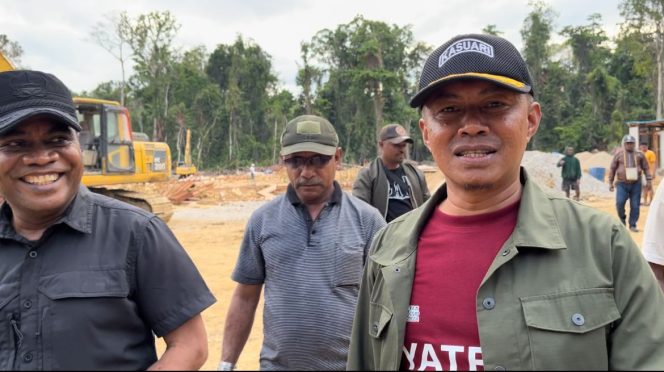 
					Tinjau Pembangunan Puskesmas di Distrik Mbahamdandara, Bupati UT: Tahun 2024 Ini Ada 3 Puskesmas Yang Dibangun dan 4 Direhab, (Foto: EM/AZT).