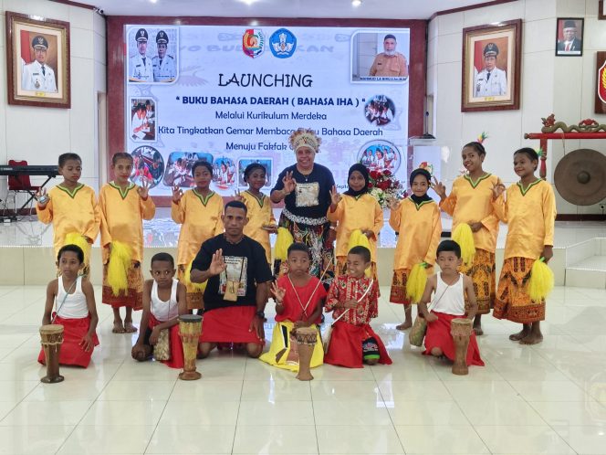 
					Fakfak Cerdas, Wakil Bupati Yohana Hindom Launching Buku Muatan Lokal Bahasa Iha, (Foto: EM/Prokopim).