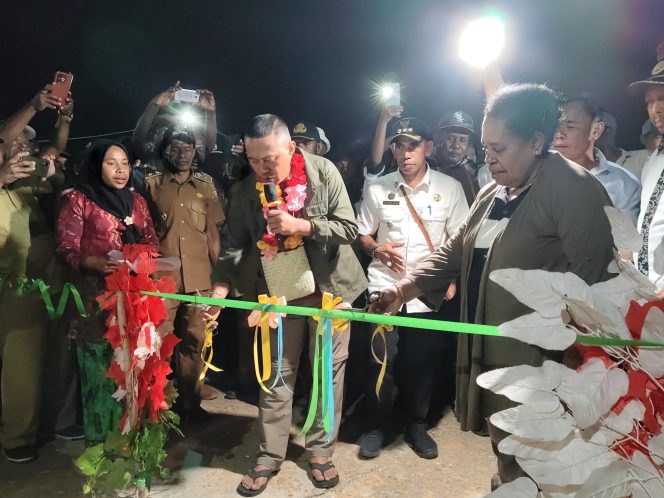 
					Bupati UT dan Wabup Yohana Hindom Launching 6 Kampung Persiapan di Distrik Tomage