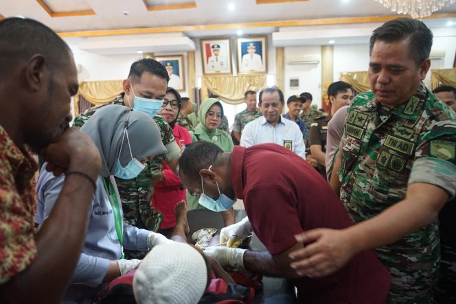 
					Serentak TNI Jajaran Korem 182/JO Gelar Bakti Kesehatan Untuk Rakyat
