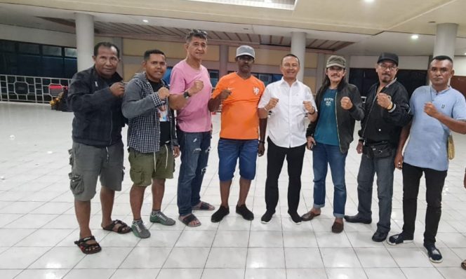 
					Foto para pejuang militan UTA'YOH bersama Bakal Calon Bupati Untung Tamsil, (Foto: EM/Istimewa).