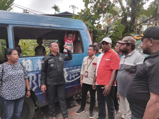 
					Turun Langsung, Bupati UT Respon Cepat Permintaan Warga Kampung Lusiperi Soal Suplai Air Bersih, (Foto: EM/PR).