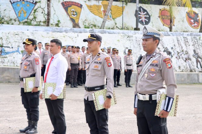 
					Puluhan Personil Polres Fakfak Dapat Penghargaan Kapolres Atas Prestasi dan Dedikasinya
