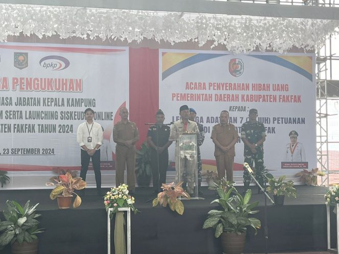 
					Bupati Fakfak Untung Tamsil Launching Siskeudes Online di gedung Koni Kabupaten Fakfak, (Foto: EM/AZT).