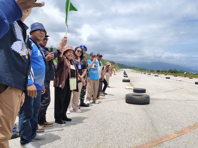 
					Untung Tamsil didampingi Yohana Dina Hindom Resmi Buka Fakfak Drag Wars #2-Local Fakfak Tahun 2024, Yang Diikuti 50 Pembalap, (Foto: EM/Rikki).