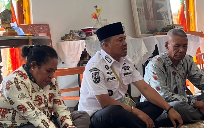 
					Untung Tamsil-Yohana Dina Hindom Silahturahmi ke Raja Wertuar Minta Doa dan Restu, (Foto: EM/AZT).