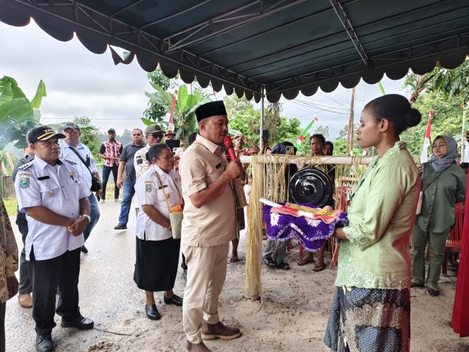 
					Didampingi Wabup Yohana Hindom, Bupati Untung Tamsil Launching 4 Kampung Persiapan di Wilayah Distrik Pariwari, (Foto: EM/Rikki).