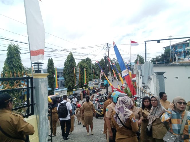 
					Para Guru Sampaikan Aspirasi di Gedung DPRD Fakfak, Harap Selesaikan TPP