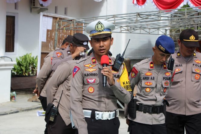 
					Upaya Cegah Laka Lantas, Satuan Lalu Lintas Bersihkan Tumpahan Kerikil di Jalan Raya