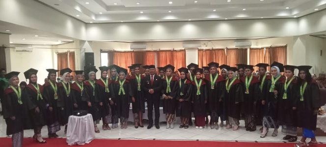 
					Bupati Untung Tamsil Harap Para Lulusan Poltekkes D3 Keperawatan Fakfak Jadi Nakes Yang Kompeten, (Foto: EM/PR).