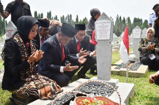 
					Peringati Hari Jadi Pertambangan dan Energi Ke-79, Menteri Bahlil Pimpin Apel dan Tabur Bunga di TMP Kalibata, (EM/esdm.go.id).